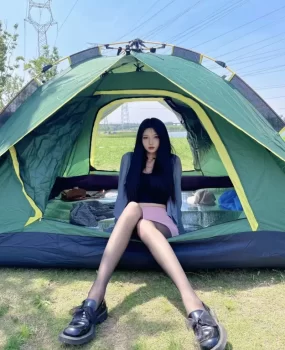 喜欢户外活动野营的一个黑丝骚气小姐姐随便耍